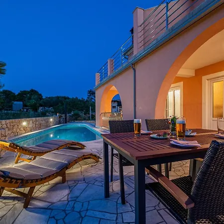 Vakantiehuis Mali Raj