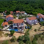 Mali Raj Feriehus Šilo